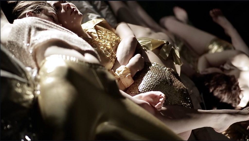 Getanztes, gesprochenes, untersuchendes Tanz Theater Projekt der Athanor Akademie